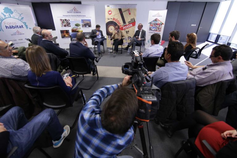 Saint-Gobain celebra con el poeta Pablo Guerrero el encuentro ‘Los libros, a las fábricas’